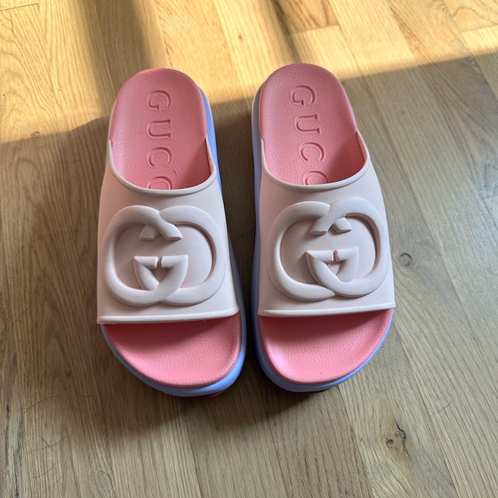 Gucci Women’s slide sandal with interlocking G